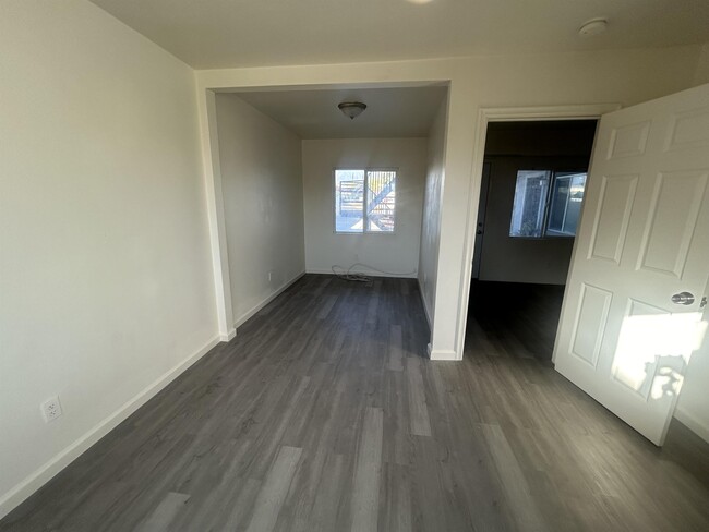 Foto del edificio - 451 W 9th St