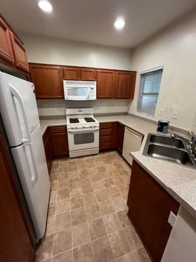 Foto del edificio - Upper Unit 2 Bedroom Condo in Gated Commun...