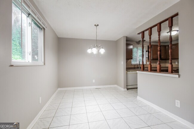 Building Photo - 1379 Robin Hill Dr