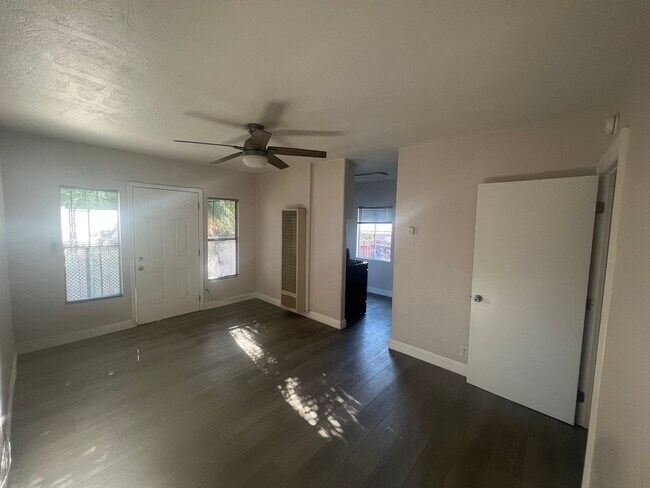 Building Photo - 1535