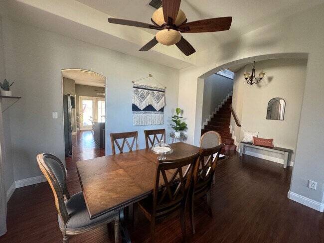 Foto del edificio - Beautiful single-family home with 6 Bedroo...