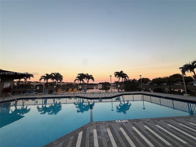 Foto del edificio - 10231 Fontainebleau Blvd