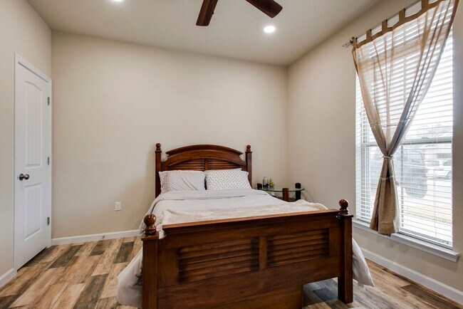 Foto del edificio - 4 Bedroom in South Crestview!!