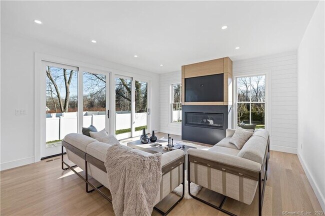 Building Photo - 2 Turnabout Lane Apt #A, Darien, CT 06820 ...
