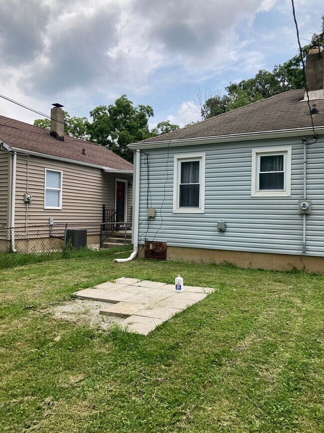 Foto del edificio - 2 bedroom with fenced in yard