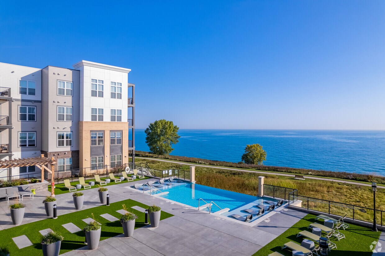 42 Hundred On The Lake Apartments in Saint Francis, WI