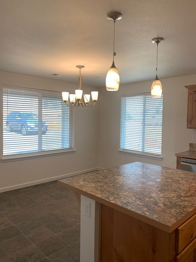 Building Photo - Newer home, 3bed 2bath, low maintenance la...