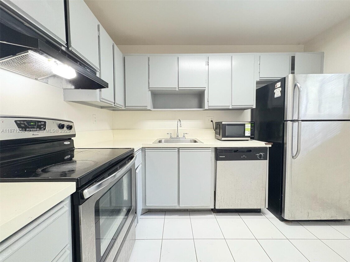 Foto principal - 704 Gardens Dr