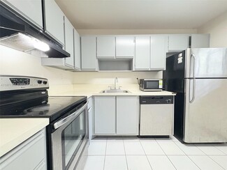 Building Photo - 704 Gardens Dr