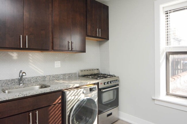Building Photo - 533 W Belden Ave