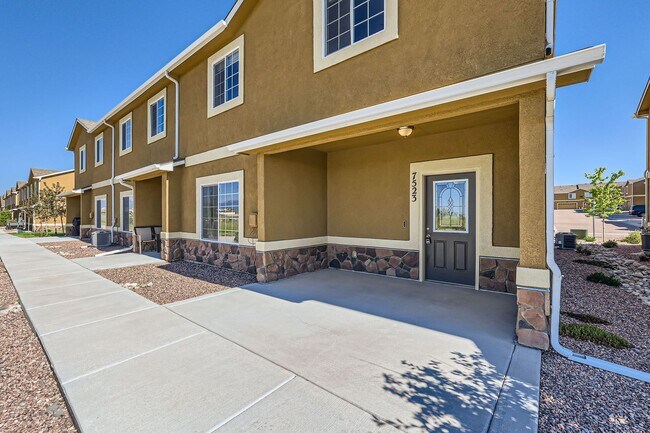 Building Photo - 3 bedroom townhome on north side, attached...