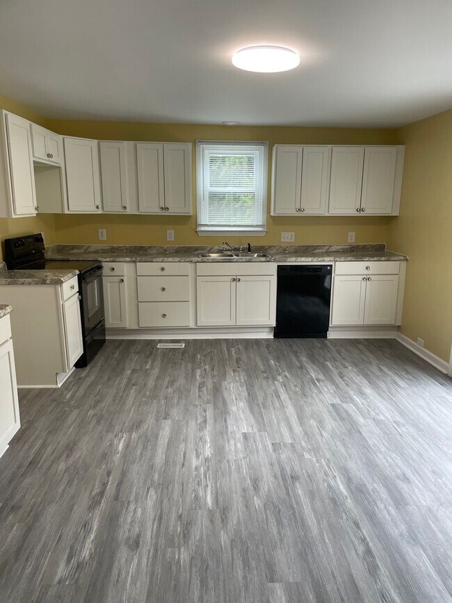 Building Photo - Newly Renovated 5 Bedroom Home Off Merritt Dr