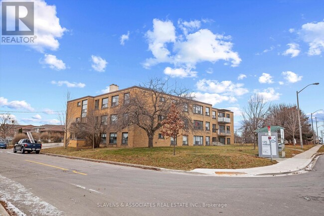 Building Photo - 1111-1111 Lawrence Ave W