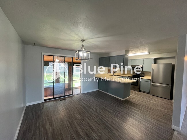 Building Photo - 2304 E Oakmont Dr