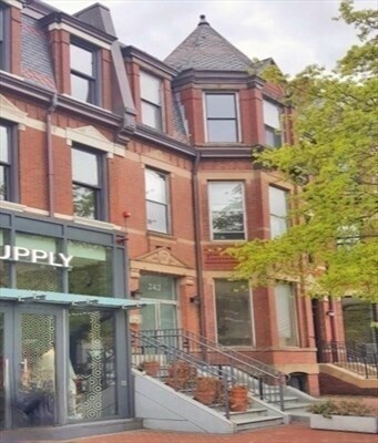 Foto del edificio - 242 Newbury St