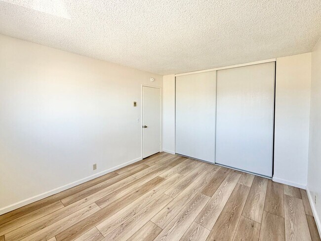 Foto del edificio - Upper Corner Unit with Parking