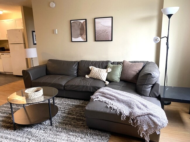 Building Photo - 9710-105 105 St NW