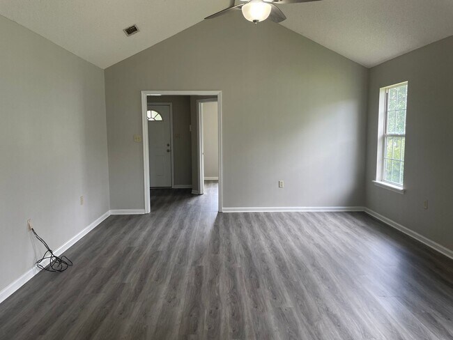 Foto del edificio - Beautiful 3 Bedroom 2 Bath Home