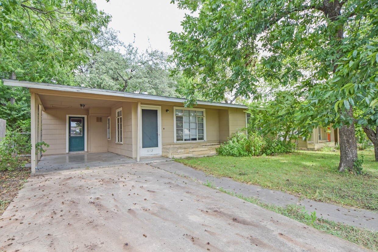 Primary Photo - 3/2 with 2 living rooms & a Huge Yard