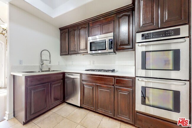 Foto del edificio - 353 S Reeves Dr