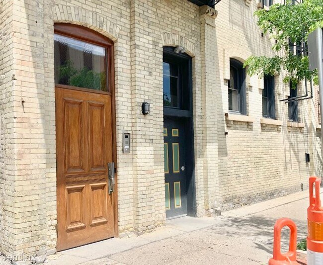 Building Photo - 1001 N Old World 3rd St