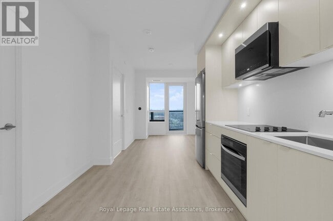 Photo du bâtiment - 60 Central Park Roadway