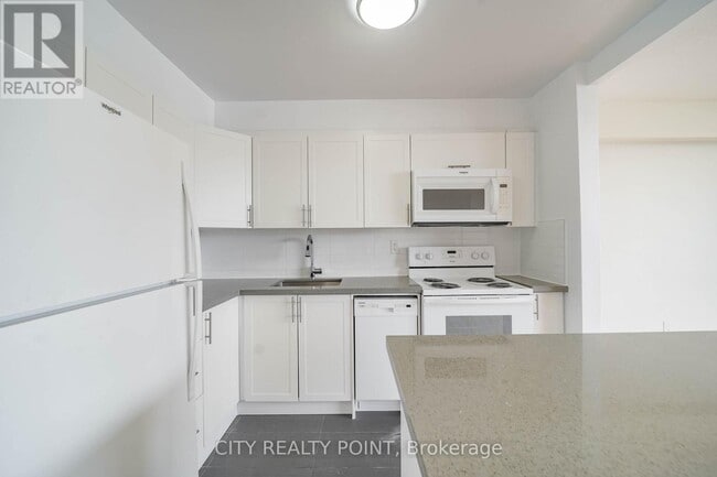 Building Photo - 666 Spadina Ave.