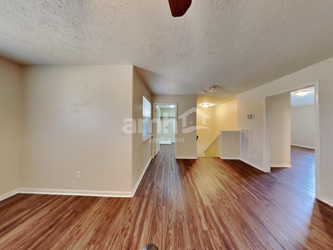 Foto del edificio - 9015 Melody Park Ln