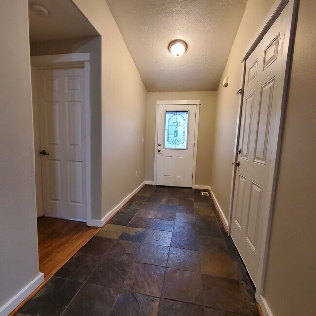 Foto del edificio - 3 Bedroom Home, Pet Friendly, with a fence...
