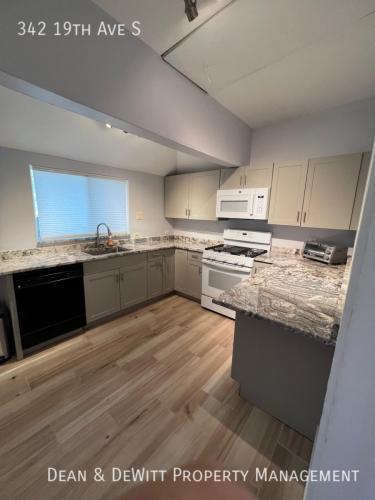 Building Photo - Renovated 2/1 w/Many Improvements!