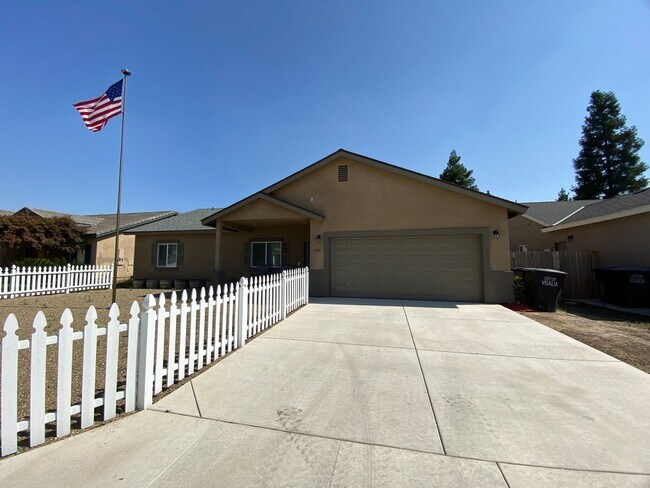 Building Photo - Newer home for rent in Visalia