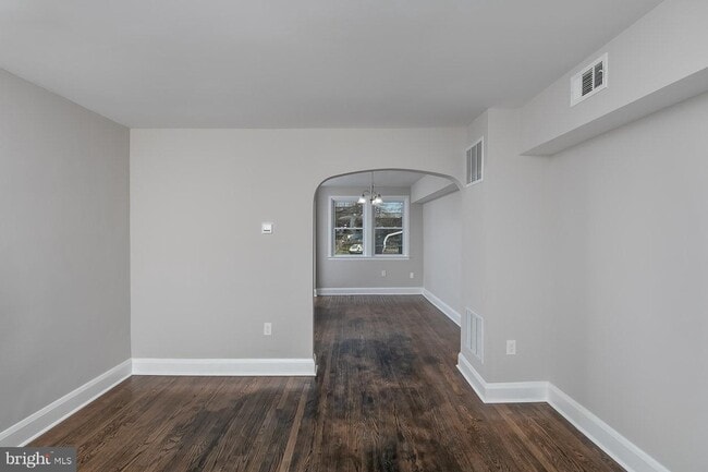 Living room - 186 W Meadow Rd