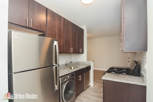 Building Photo - 711 W Brompton Ave