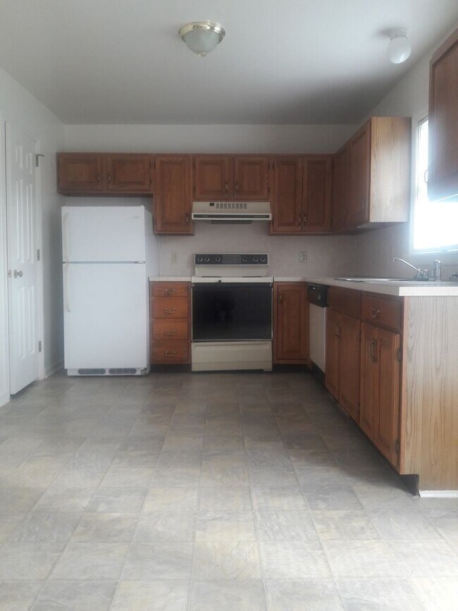 Building Photo - 3 br, 1.5 bath House - 40 CRANFIELD COURT