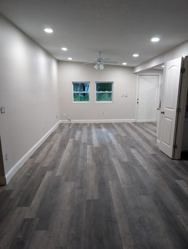 Building Photo - Renovated 3/2 in Oretega Farms