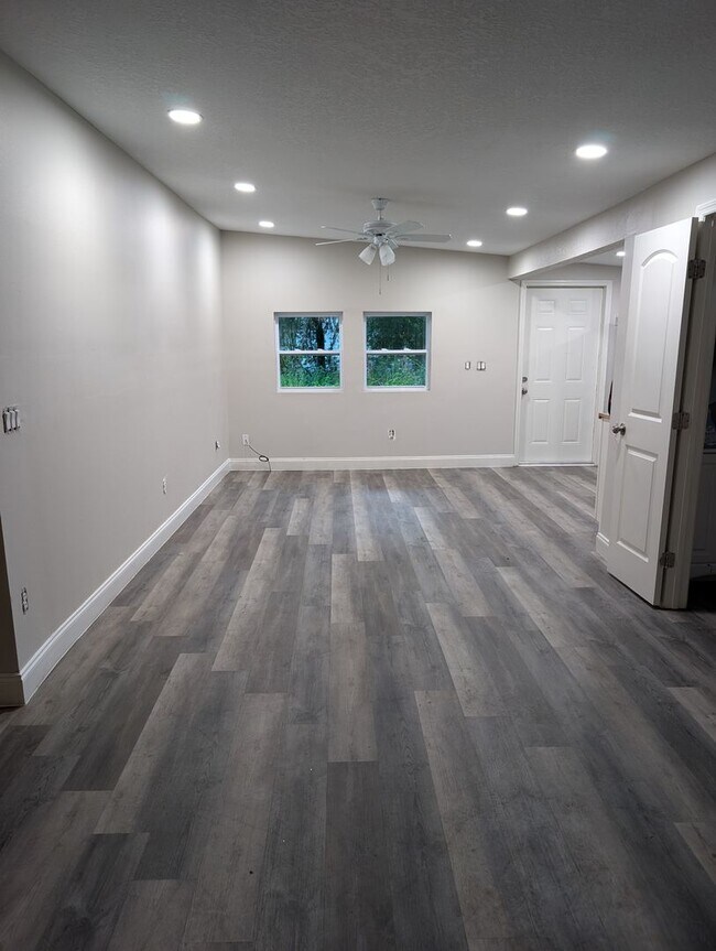 Foto del edificio - Renovated 3/2 in Oretega Farms