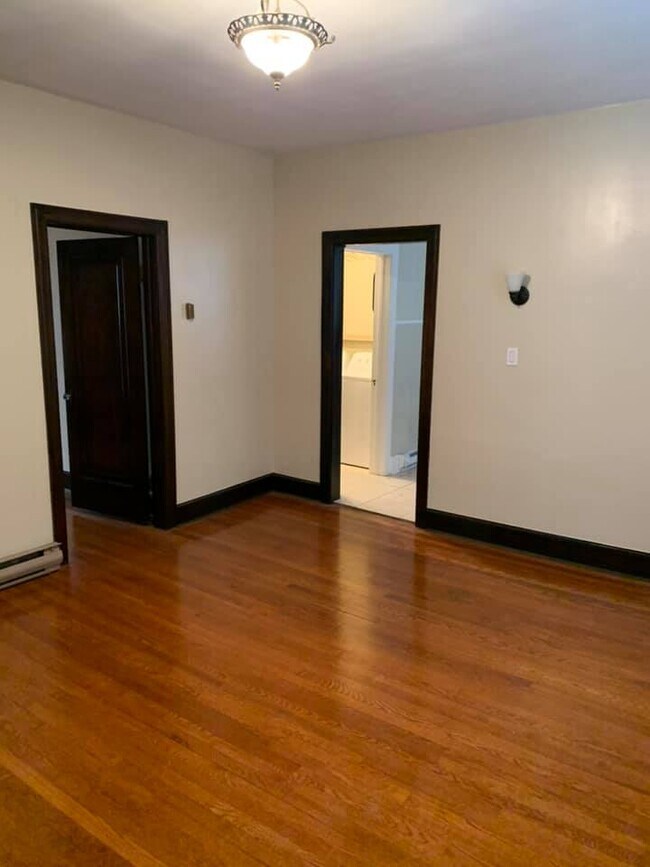 Foto del edificio - 141 Caroline Ave