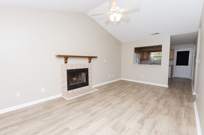 Building Photo - Adorable Duplex