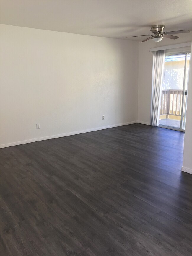 Large living/dining area. - 270 Beech Ave