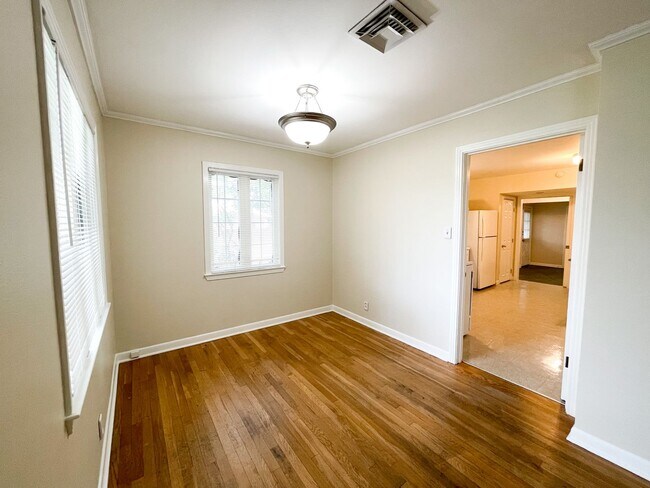 Foto del edificio - Crestview Charm: Spacious 3-BR Oasis with ...