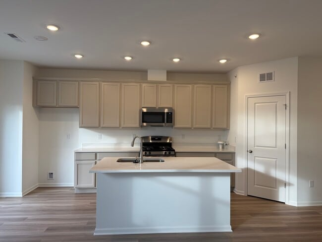 Building Photo - 302 Kingsport Dr