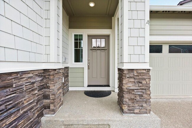 Building Photo - For Rent: Modern 3-Bedroom Home in The Cro...