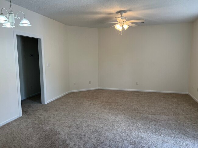 Sala de estar - 3302 Whitlock Dr N