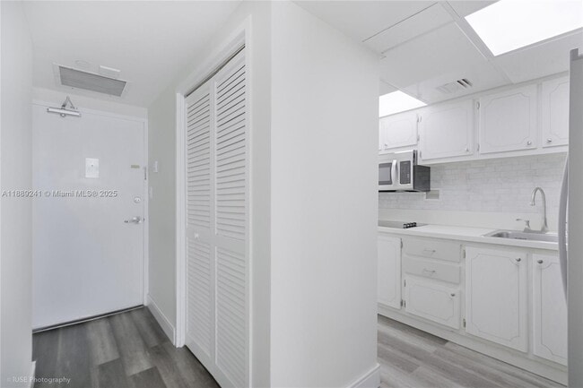 Building Photo - 1000 West Ave