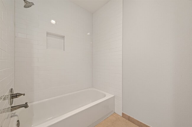 Building Photo - 16 Town Oaks Pl