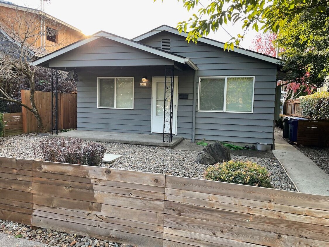 Foto principal - Convenient 3 bed 1bath one story- Alberta ...