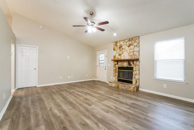 Building Photo - 3298 Deerfield Pointe Dr