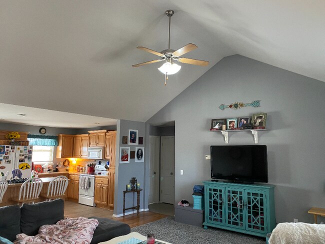 Building Photo - 606 S Eastridge