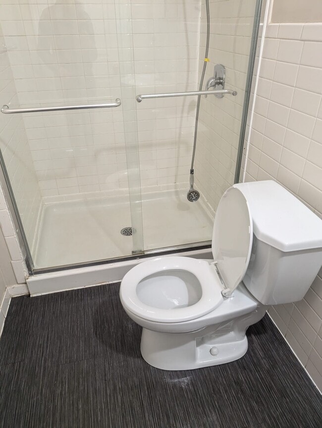 Building Photo - Cozy Comfort Awaits in This One-Bedroom Ch...