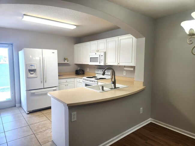 Building Photo - 995 Luminary Cir